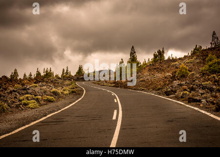 Asphaltstraße in vulkanische Wüste Teneriffa, Kanarische Stockfoto