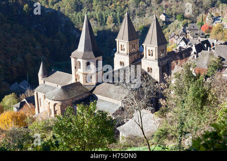 Ein hohen Winkel auf das Dorf von Conques (Frankreich) von einem herbstlichen Morgen erschossen. Contre-Plongée Sur Conques Par un matin d ' Automne. Stockfoto