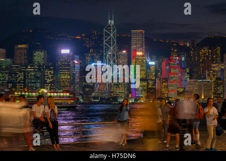 Der berühmte Tsim Sha Tsui Promenade, und Touristen genießen den Abend Blick auf Hong Kong Island, Hongkong, China. Stockfoto