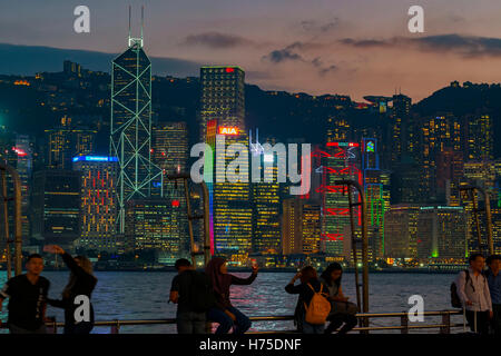 Der berühmte Tsim Sha Tsui Promenade, und Touristen genießen den Abend Blick auf Hong Kong Island, Hongkong, China. Stockfoto