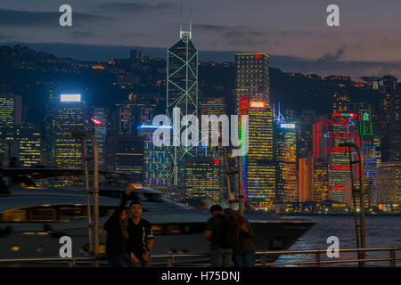 Der berühmte Tsim Sha Tsui Promenade, und Touristen genießen den Abend Blick auf Hong Kong Island, Hongkong, China. Stockfoto