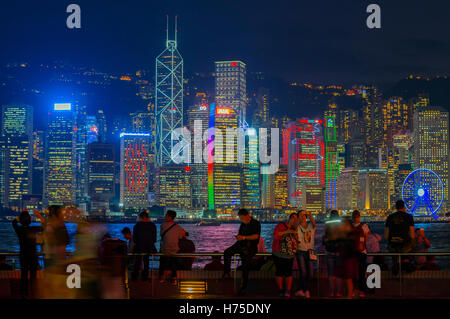 Der berühmte Tsim Sha Tsui Promenade, und Touristen genießen den Abend Blick auf Hong Kong Island, Hongkong, China. Stockfoto