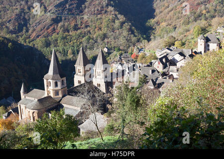 Ein hohen Winkel auf das Dorf von Conques (Frankreich) von einem herbstlichen Morgen erschossen. Contre-Plongée Sur Conques Par un matin d ' Automne. Stockfoto