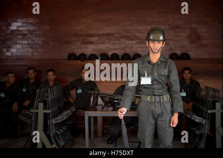 BANGKOK - 26. Oktober 2014: Junge thailändische Armee Soldat steht Wache mit anderen in einem hölzernen Unterstand außerhalb der Grand Palace. Stockfoto