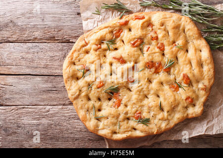 Frisch gebackene italienische Focaccia mit Rosmarin und Käse auf dem Tisch. horizontale Ansicht von oben Stockfoto