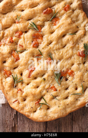 Klassische italienische Focaccia mit Rosmarin und Käse Nahaufnahme auf dem Tisch. vertikale Ansicht von oben Stockfoto