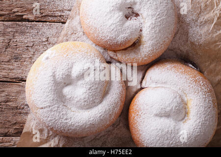 frisch gebackene süße Brötchen Ensaimadas mit Puderzucker Nahaufnahme auf dem Tisch. Horizontale Ansicht von oben Stockfoto