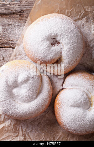 frisch gebackene süße Brötchen Ensaimadas mit Puderzucker Nahaufnahme auf dem Tisch. vertikale Ansicht von oben Stockfoto