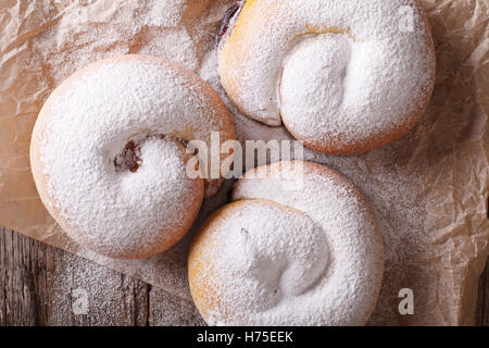 Spanische Ensaimadas süße Brötchen mit Puderzucker Nahaufnahme auf dem Tisch. horizontale Ansicht von oben Stockfoto