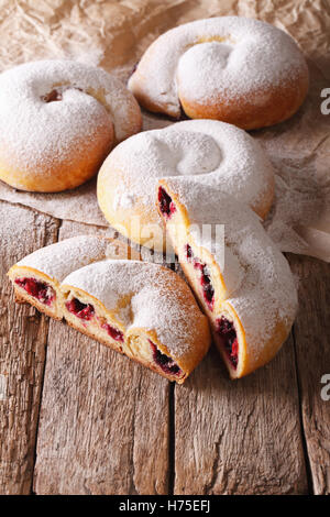 Spanischen Ensaimada Gebäck mit Beeren Nahaufnahme auf dem Tisch. vertikale Stockfoto