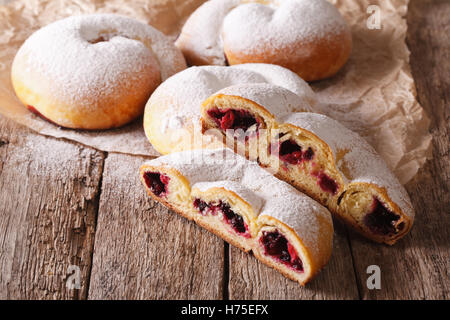 Leckeres Gebäck Ensaimada mit Marmelade Nahaufnahme auf dem Tisch. horizontale Stockfoto