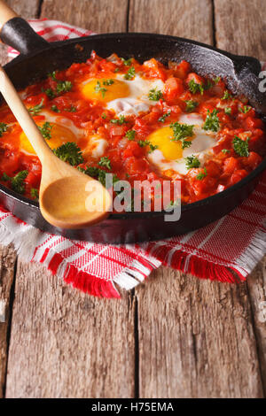 Spiegelei in Tomatensauce in der Pfanne auf den Tisch. vertikale Stockfoto