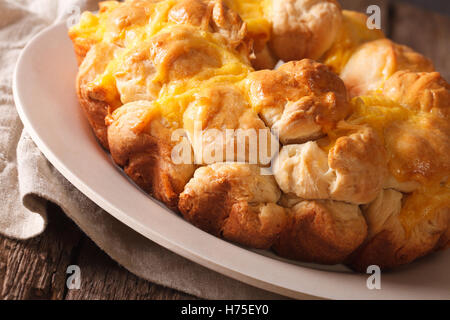 Frisch gebackene Monkey-Brot mit Käse-Makro auf einem Teller auf den Tisch. horizontale Stockfoto