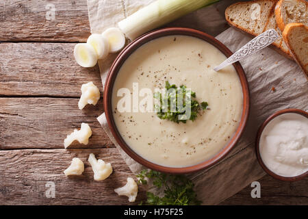 Blumenkohl-Creme-Suppe und Zutaten close-up auf dem Tisch. Horizontale Ansicht von oben Stockfoto