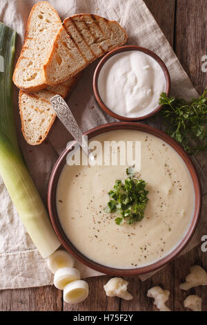 Blumenkohl-Püree-Suppe und Zutaten close-up auf dem Tisch. vertikale Ansicht von oben Stockfoto