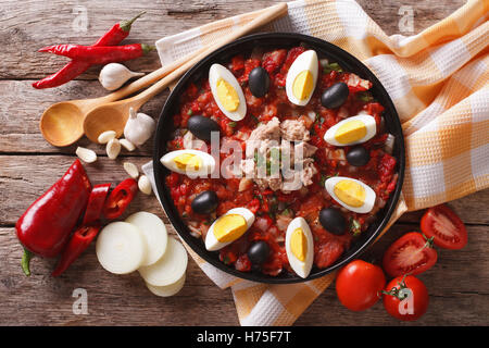 Tunesische Mechouia Salat mit Thunfisch, gegrilltem Gemüse und Zutaten auf den Tisch-Nahaufnahme. horizontale Ansicht von oben Stockfoto