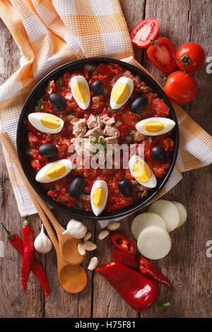 Tunesische Mechouia Salat mit Thunfisch, gegrilltem Gemüse und Zutaten auf den Tisch-Nahaufnahme. vertikale Ansicht von oben Stockfoto