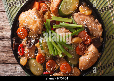 Koreanische Küche Dakjim: Huhn mit Gemüse und Sesam Nahaufnahme auf einer Platte. horizontale Ansicht von oben Stockfoto