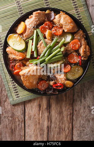 Koreanisches Essen Jjimdak: geschmortes Huhn mit Gemüse auf einem Teller. vertikale Ansicht von oben Stockfoto