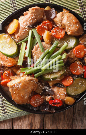 Koreanische Küche Dakjim: Huhn mit Gemüse und Sesam Nahaufnahme auf einer Platte. vertikale Ansicht von oben Stockfoto
