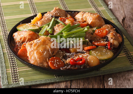 Koreanische Küche Dakjim: Huhn mit Gemüse und Sesam Nahaufnahme auf einer Platte. horizontale Stockfoto