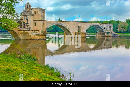 Der mittelalterliche Stein Pont d'Avignon mit der kleinen Chapelle Saint-Nicolas, vom Ufer der Rhone aus gesehen, Avignon, Frankreich Stockfoto