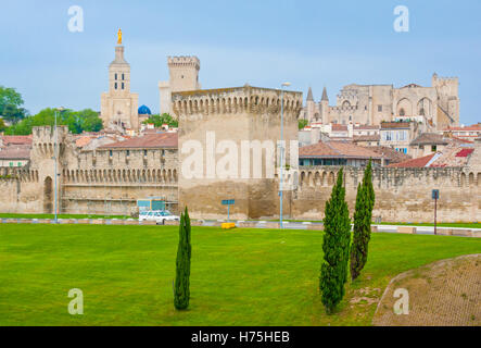 Die Altstadt von Avignon ist von den massiven Stadtmauern mit Türmen und Toren umgeben, Frankreich Stockfoto