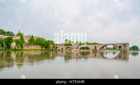 Die Ruinen von Pont Saint-Benezet und Mauern des mittelalterlichen Avignon, vom Flussufer der Rhone aus gesehen, Frankreich Stockfoto