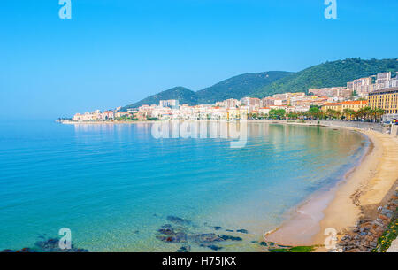 Der Hauptstrand mit der Reihe von Hotels, Restaurants und Wohnhäuser entlang der Küste, Ajaccio, Korsika, Frankreich. Stockfoto