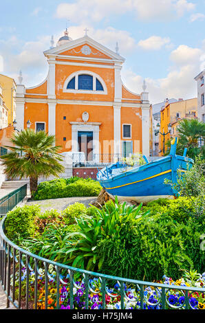 Das malerische Beet mit dem alten Fischerboot in winzigen Quadrat vor Kathedrale Notre-Dame der Annahme von Ajaccio Stockfoto