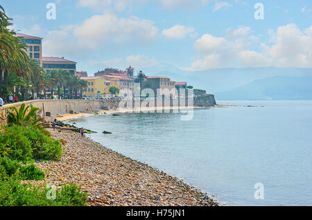 Der Spaziergang entlang der Küste von Ajaccio, eines der schönsten Resorts von Korsika, Frankreich. Stockfoto