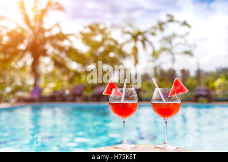 Zwei schöne Cocktails oder frische Säfte mit Swimmingpool und tropischen Hintergrund - Erholung im Sommer Urlaub in einem resort Stockfoto