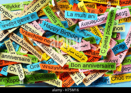 Happy Geburtstag Word Cloud auf farbiges Papier verschiedene Sprachen gedruckt Stockfoto