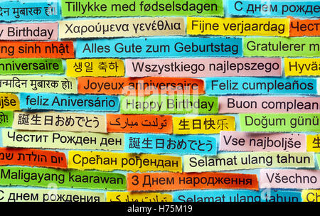 Happy Geburtstag Word Cloud auf farbiges Papier verschiedene Sprachen gedruckt Stockfoto