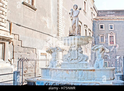 Der weiße Marmor Amenano Brunnen mit schönen Skulpturen befindet sich an der Seitenwand der Chierici Palast in Domplatz Stockfoto
