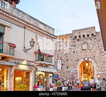 Die magische Atmosphäre der Stadt mit Blick auf die Porta Catania (Tor) von der Terrasse am Abend Stockfoto