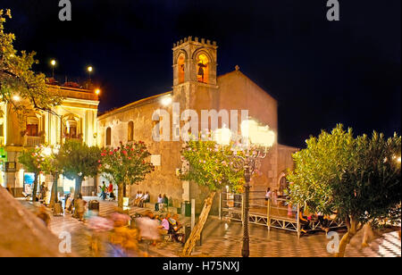 Der hell erleuchteten mittelalterlichen St Augustine Kirche, befindet sich im Platz des IX Aprile Stockfoto