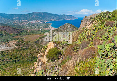 Die felsigen Abhang von Tindari Mount mit dem Blick auf Küste bedeckt mit Gärten, Sizilien, Italien. Stockfoto