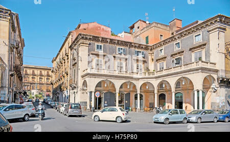 Das alte Herrenhaus neben dem Denkmal von Kardinal Giuseppe Benedetto Dusmet in San Francesco Lucini Square Stockfoto