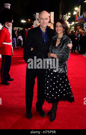 PIP Torrens und Gast, die Teilnahme an der Krone-Premiere im Odeon-Kino, Leicester Square, London. PRESSEVERBAND Foto. Bild Datum: Dienstag, 1. November 2016. Vgl. PA Geschichte SHOWBIZ Krone. Bildnachweis sollte lauten: Ian West/PA Wire Stockfoto