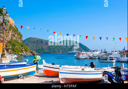 Marina Corta gehört zu den wichtigsten Häfen der Insel Lipari, für kleinere Boote, befindet sich in der Stadt Lipari, Italien verwendet. Stockfoto