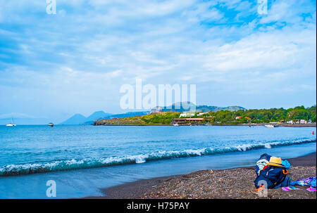 Einer der ungewöhnlichsten Orte für Schwimmen La Spiaggia Sabbia Nera ist (The Black Sand Beach) findet in Porto di Ponente Stockfoto