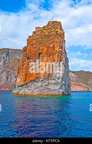 Die Küste von Lipari Insel ist beliebt für Boot Reisen Bereich wegen schöne Felsformation Faraglioni, Äolischen Inseln Stockfoto
