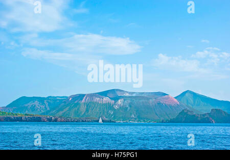 Erholen am Porto di Ponente auf Vulcano Insel mit großen Rauchen Kegel genannt Fossa, Äolischen Inseln, Italien. Stockfoto