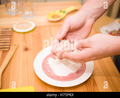 Mens Hand nehmen Hackfleisch für Frikadellen Stockfoto