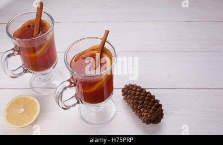 Zwei Gläser rote Heißgetränk auf weißen Tisch. Glühwein. Stockfoto