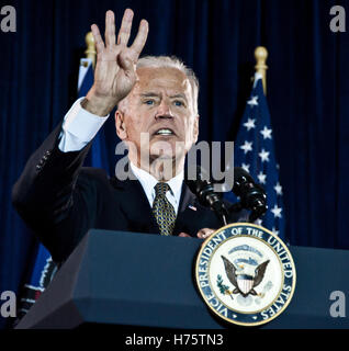 Philadelphia, PA, USA. 31. Oktober 2016. Vize-Präsident Joe Biden Kampagnen für Hillary Clinton. © Paul Froggatt/FamousPix/Alamy Stock Foto Stockfoto