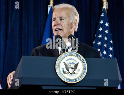 Philadelphia, PA, USA. 31. Oktober 2016. Vize-Präsident Joe Biden Kampagnen für Hillary Clinton. © Paul Froggatt/FamousPix/Alamy Stock Foto Stockfoto