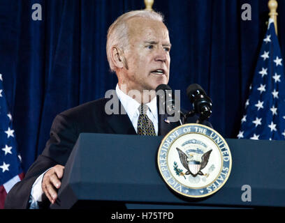 Philadelphia, PA, USA. 31. Oktober 2016. Vize-Präsident Joe Biden Kampagnen für Hillary Clinton. © Paul Froggatt/FamousPix/Alamy Stock Foto Stockfoto