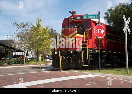 Mount Dora Florida USA A Fracht ziehen Lokomotive auf der Durchreise des Zentrums des Mount Dora einer Kleinstadt in Florida Stockfoto